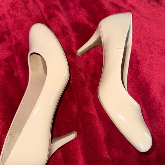 comfort plus by Predictions Shoes - Comfort Plus by Predictions Cream Patent Heels Size 9 Mid Heel Classic Work Pump